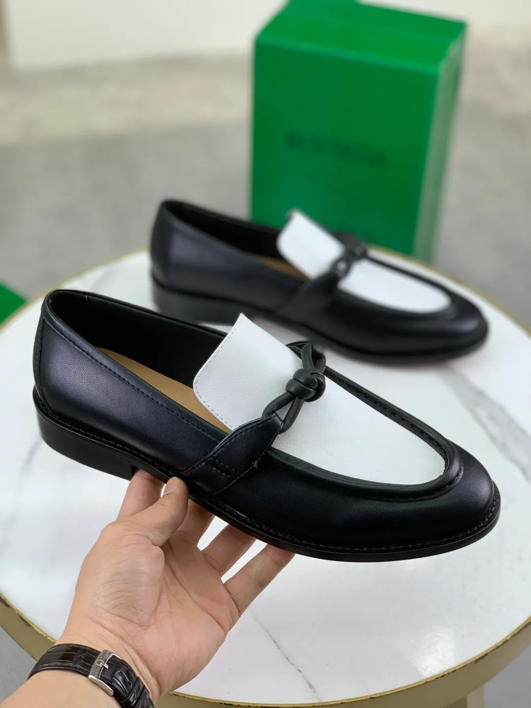 Men's shoes 💰P820 [New model] (genuine leather outsole) water-dyed cow lining 💰High-quality business couple leather shoes 💎💎💎 BOTTEGA VENETA official website synchronizes the latest top version of BV in the market, accept material comparison, shoe type comparison, process comparison, practical and textured, versatile and suitable for any occasion, the more you look at it, the more flavorful it becomes. Purely hand-knitted craftsmanship - Upper material, calfskin imported from Italy 🇮🇹 - High-quality water-dyed cowhide lining - Original private model customized leather outsole -Size: Female 35-39 (40 ordered) Male 39-44 (38 45 can be customized) Color: Multiple colors available